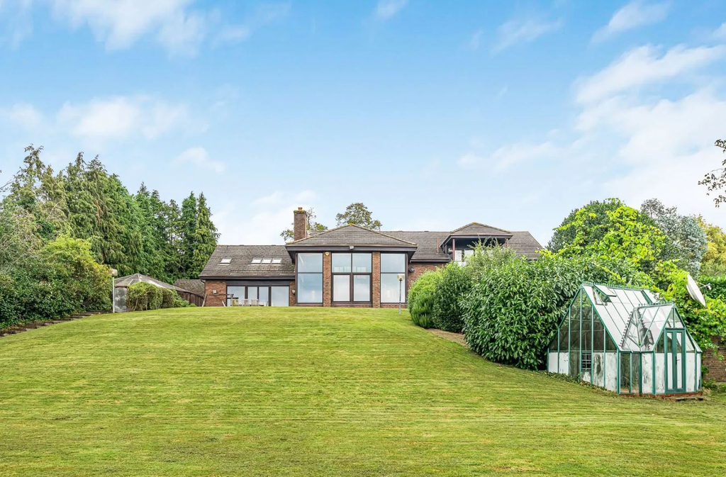 Просторный дом с 6 спальнями